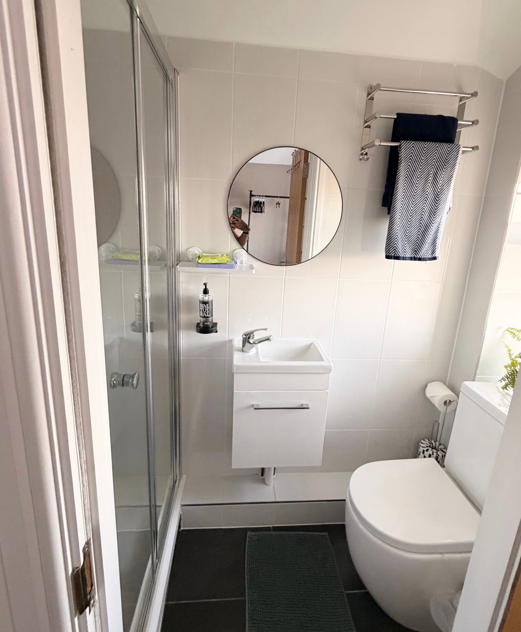 A clean, tidy bathroom